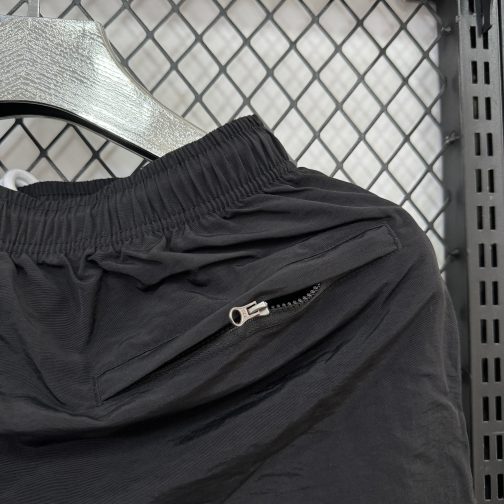 SHORT NIKE PRETO COM BOLSO - Image 2
