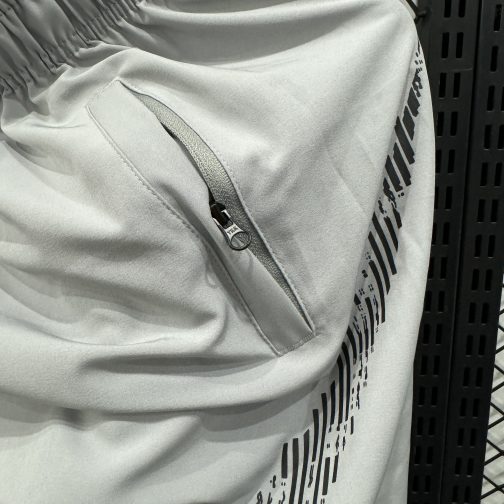 SHORT NIKE CINZA COM BOLSO - Image 2