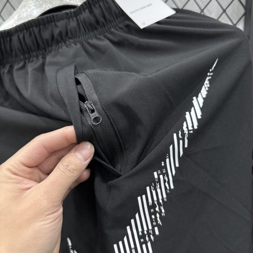 SHORT NIKE PRETO COM BOLSO - Image 2
